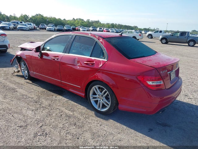 2013 MERCEDES-BENZ C 250 WDDGF4HB0DA851005 Photo 2