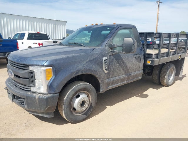 Ford F-350 Chassis Xl 2017 1FDRF3G62HED60477 Image 2