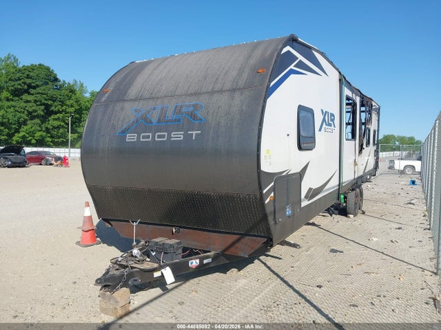 44885092 :رقم المزاد ، 5ZT2XLWB2NZ000615 vin ، 2022 Forest River Xlr Boost مزاد بيع