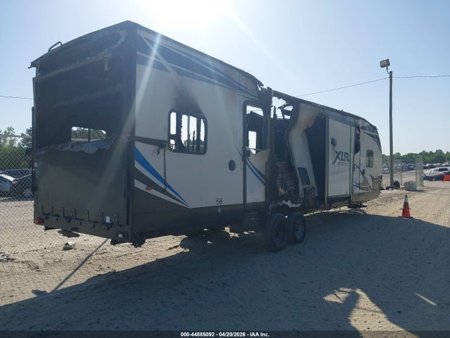 44885092 :رقم المزاد ، 5ZT2XLWB2NZ000615 vin ، 2022 Forest River Xlr Boost مزاد بيع