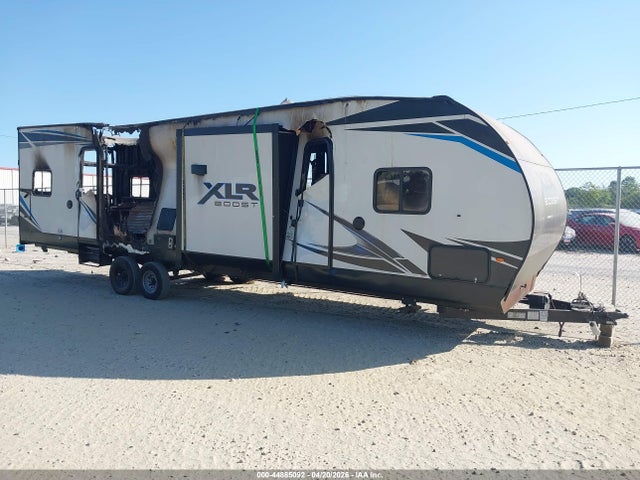 44885092 :رقم المزاد ، 5ZT2XLWB2NZ000615 vin ، 2022 Forest River Xlr Boost مزاد بيع