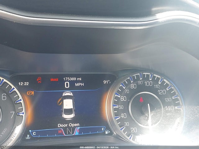 44885882 :رقم المزاد ، 1C3CCCCB2FN527802 vin ، 2015 Chrysler 200 C مزاد بيع