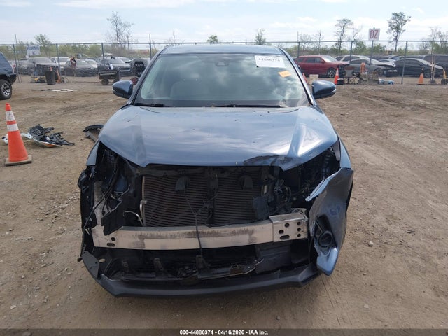 44886374 :رقم المزاد ، 5TDBZRFH3JS907369 vin ، 2018 Toyota Highlander Le مزاد بيع