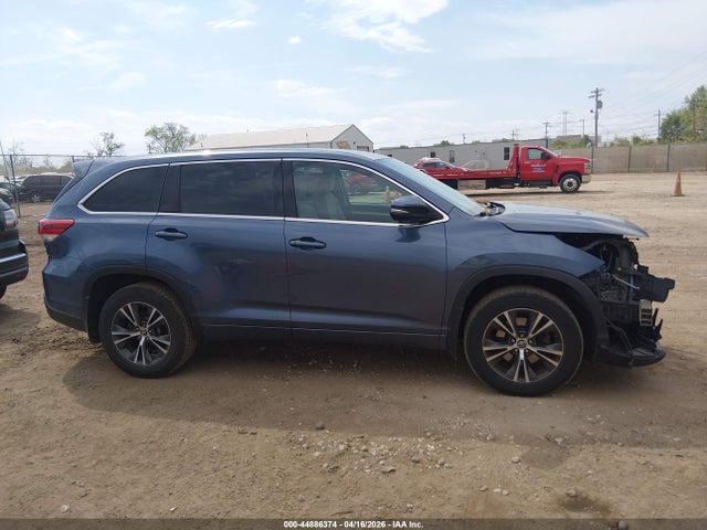 44886374 :رقم المزاد ، 5TDBZRFH3JS907369 vin ، 2018 Toyota Highlander Le مزاد بيع