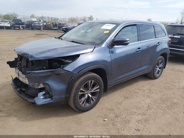 44886374 :رقم المزاد ، 5TDBZRFH3JS907369 vin ، 2018 Toyota Highlander Le مزاد بيع