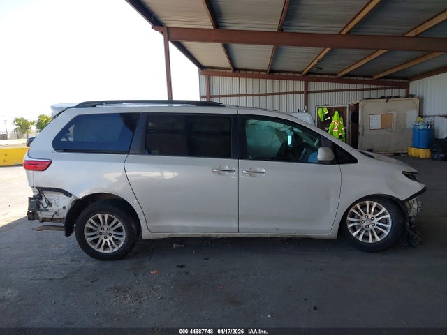 5TDYZ3DC2HS889763 Toyota Sienna Xle 8 Passenger