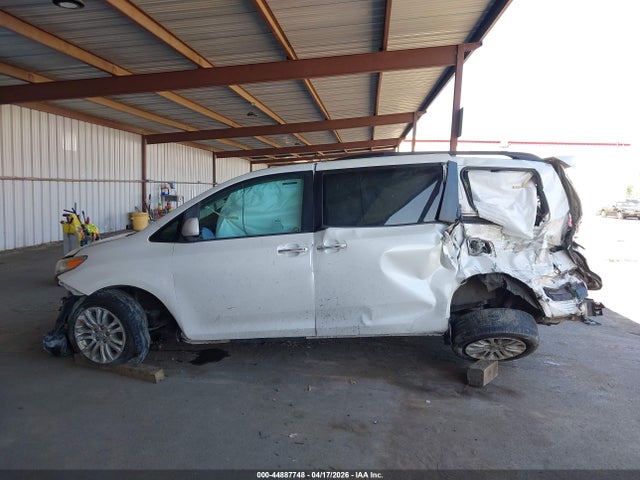 5TDYZ3DC2HS889763 Toyota Sienna Xle 8 Passenger