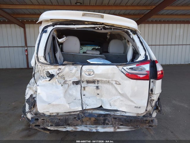 5TDYZ3DC2HS889763 Toyota Sienna Xle 8 Passenger