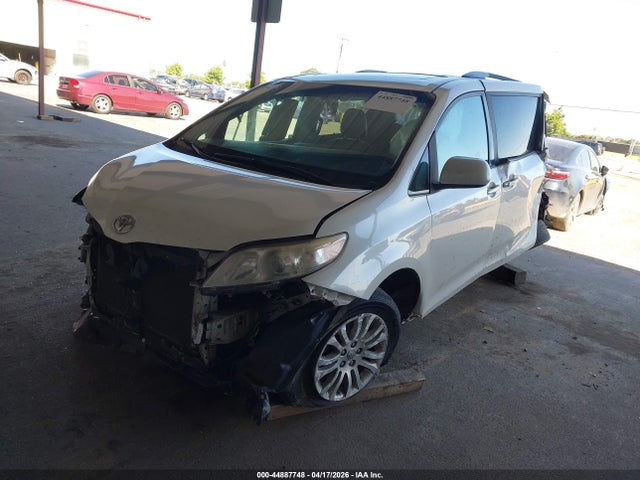 5TDYZ3DC2HS889763 Toyota Sienna Xle 8 Passenger