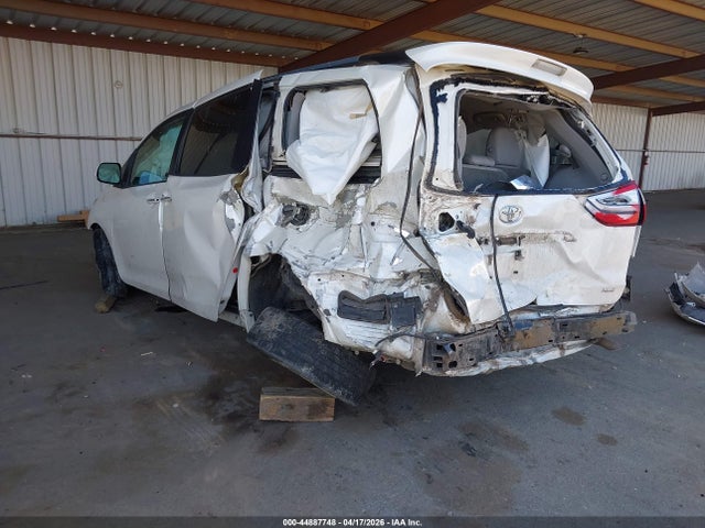 5TDYZ3DC2HS889763 Toyota Sienna Xle 8 Passenger