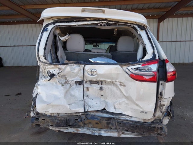 5TDYZ3DC2HS889763 Toyota Sienna Xle 8 Passenger
