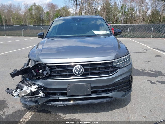 2022 Volkswagen Tiguan 2.0t Se R-line Black მანქანა იყიდება აუქციონზე, vin: 3VV8B7AX1NM001732, აუქციონის ნომერი: 44887796
