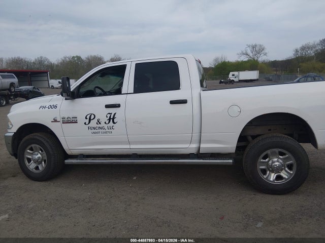 44887993 :رقم المزاد ، 3C6UR5CL5JG232320 vin ، 2018 Ram 2500 Tradesman  4x4 6'4 Box مزاد بيع