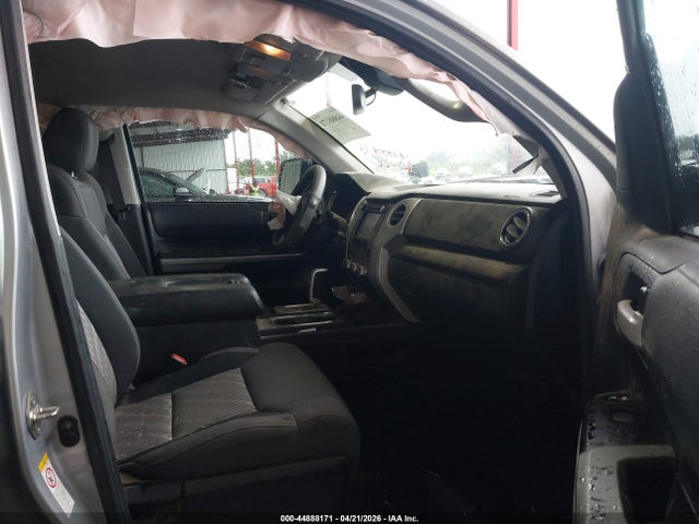 44888171 :رقم المزاد ، 5TFDW5F14KX781838 vin ، 2019 Toyota Tundra Sr5 5.7l V8 مزاد بيع