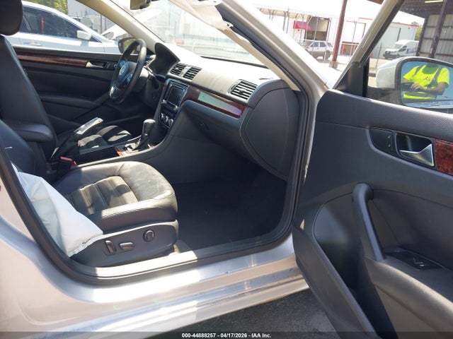 2012 Volkswagen Passat 2.5l Sel Premium მანქანა იყიდება აუქციონზე, vin: 1VWCP7A31CC021921, აუქციონის ნომერი: 44888257
