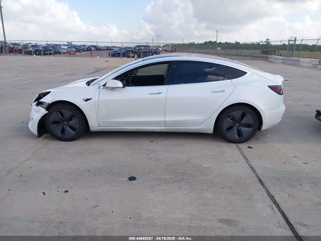 2018 Tesla Model 3 Long Range/mid Range მანქანა იყიდება აუქციონზე, vin: 5YJ3E1EA1JF035221, აუქციონის ნომერი: 44888267