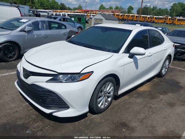 44888382 :رقم المزاد ، 4T1B11HK0KU843799 vin ، 2019 Toyota Camry Le مزاد بيع