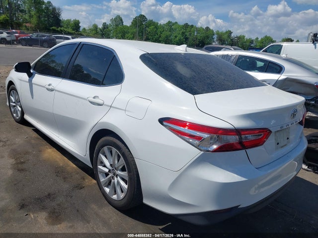 44888382 :رقم المزاد ، 4T1B11HK0KU843799 vin ، 2019 Toyota Camry Le مزاد بيع
