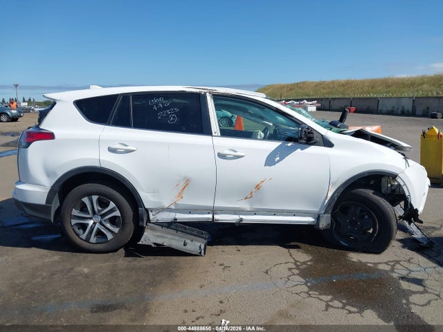 Toyota RAV4 LE 2018 2T3ZFREV1JW445763 Image 14