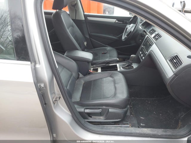2012 Volkswagen Passat 2.5l Se მანქანა იყიდება აუქციონზე, vin: 1VWBP7A35CC002994, აუქციონის ნომერი: 44889094