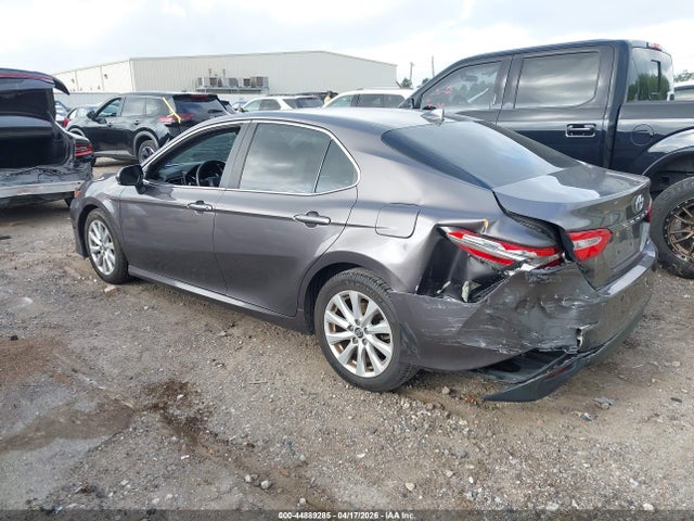 44889285 :رقم المزاد ، 4T1C11AK2LU918342 vin ، 2020 Toyota Camry Le مزاد بيع