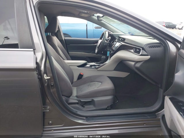 44889285 :رقم المزاد ، 4T1C11AK2LU918342 vin ، 2020 Toyota Camry Le مزاد بيع