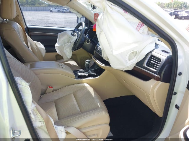 Продажа на аукционе авто 2016 Toyota Highlander Limited Platinum V6, vin: 5TDYKRFH0GS169425, номер лота: 44889403