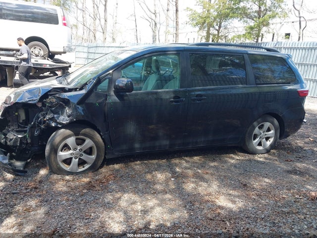 Aukcja sprzedaży 2017 Toyota Sienna Le 8 Passenger, vin: 5TDKZ3DC9HS862565, numer aukcji: 44889924