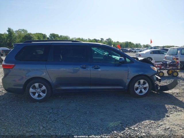 44890016 :رقم المزاد ، 5TDKK3DC2FS557734 vin ، 2015 Toyota Sienna Le 8 Passenger مزاد بيع