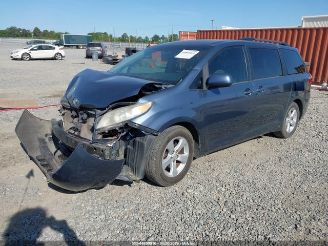 44890016 :رقم المزاد ، 5TDKK3DC2FS557734 vin ، 2015 Toyota Sienna Le 8 Passenger مزاد بيع