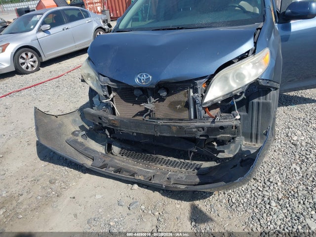 44890016 :رقم المزاد ، 5TDKK3DC2FS557734 vin ، 2015 Toyota Sienna Le 8 Passenger مزاد بيع