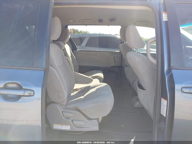 44890016 :رقم المزاد ، 5TDKK3DC2FS557734 vin ، 2015 Toyota Sienna Le 8 Passenger مزاد بيع