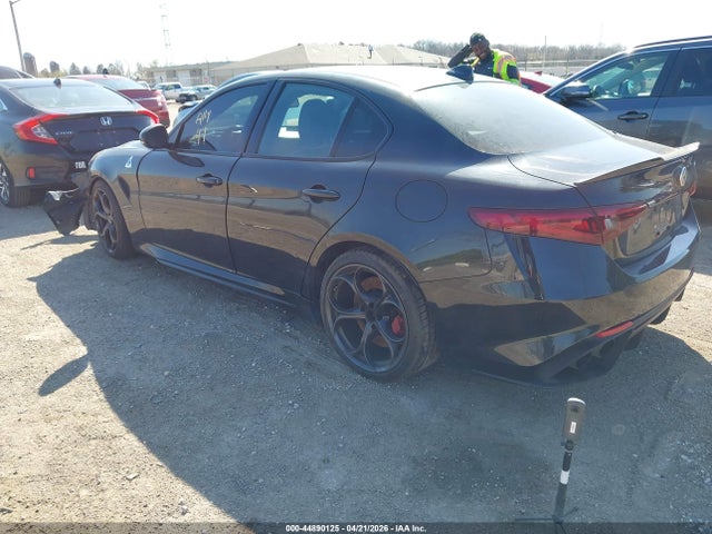 2017 Alfa Romeo Giulia Quadrifoglio Rwd მანქანა იყიდება აუქციონზე, vin: ZARFAEAV5H7559731, აუქციონის ნომერი: 44890125