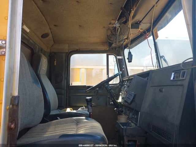 Продаж на аукціоні авто 1997 Kenworth Construction T800, vin: 1NKDXA0X2VJ732730, номер лоту: 44890127