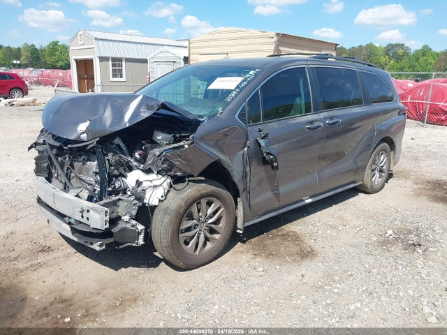 Toyota SIENNA XLE 2024 5TDYRKEC4RS205368 Image 2