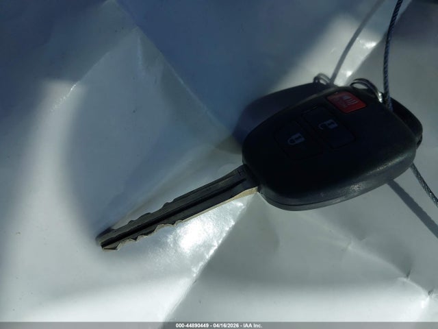 JTMBFREV4FJ035692 Toyota RAV4 LE