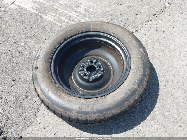 JTMBFREV4FJ035692 Toyota RAV4 LE