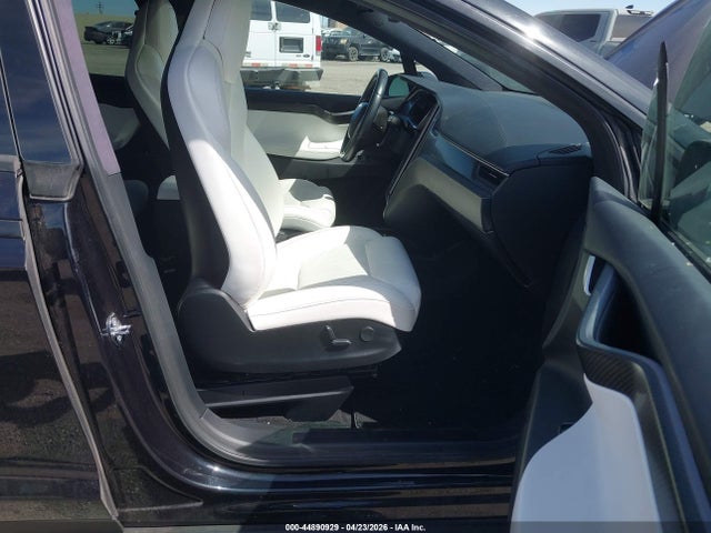 2018 Tesla Model X მანქანა იყიდება აუქციონზე, vin: 5YJXCBE47JF111337, აუქციონის ნომერი: 44890929