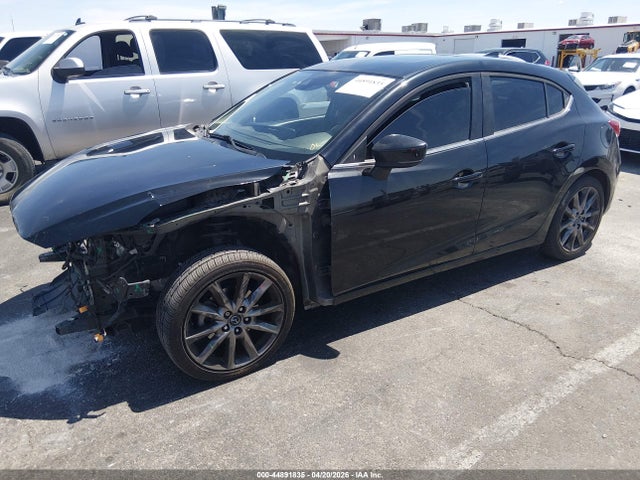 Mazda Mazda3 Touring 2018 3MZBN1L32JM264919 Image 2