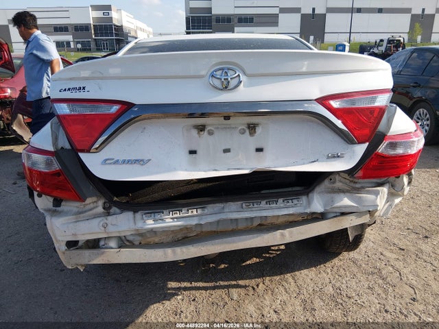 44892294 :رقم المزاد ، 4T1BF1FK7FU911512 vin ، 2015 Toyota Camry Se مزاد بيع
