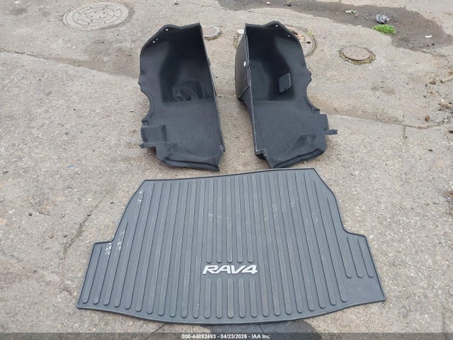 2T3P1RFV1RC479302 Toyota Rav4 Xle