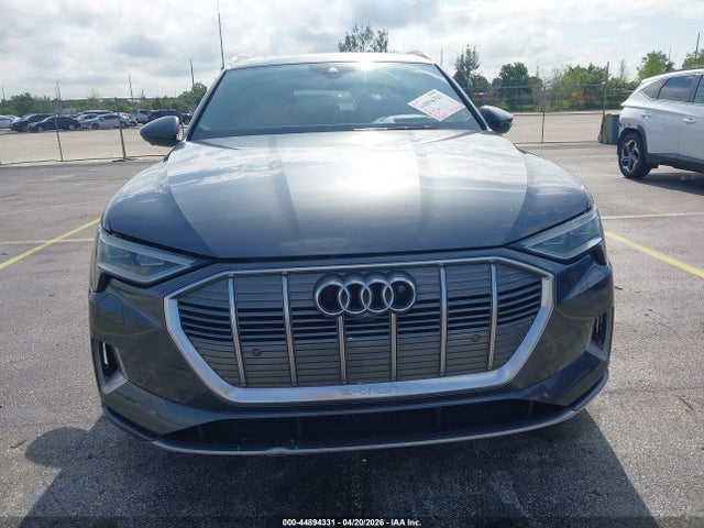 44894331 :رقم المزاد ، WA1VAAGE1KB005963 vin ، 2019 Audi E-tron Premium Plus مزاد بيع