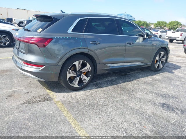 44894331 :رقم المزاد ، WA1VAAGE1KB005963 vin ، 2019 Audi E-tron Premium Plus مزاد بيع