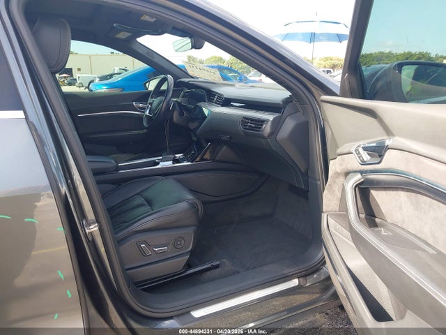44894331 :رقم المزاد ، WA1VAAGE1KB005963 vin ، 2019 Audi E-tron Premium Plus مزاد بيع