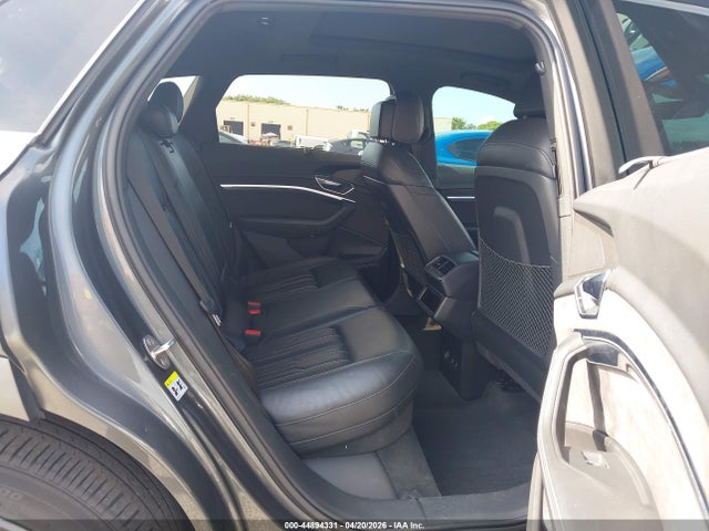 44894331 :رقم المزاد ، WA1VAAGE1KB005963 vin ، 2019 Audi E-tron Premium Plus مزاد بيع