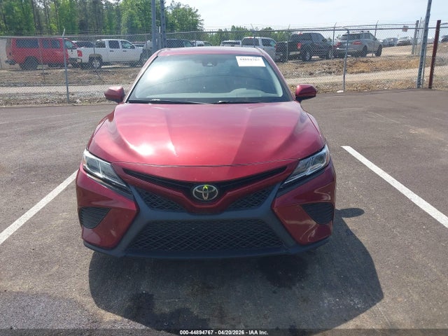44894767 :رقم المزاد ، 4T1B11HK4JU660940 vin ، 2018 Toyota Camry Se مزاد بيع