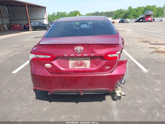 44894767 :رقم المزاد ، 4T1B11HK4JU660940 vin ، 2018 Toyota Camry Se مزاد بيع