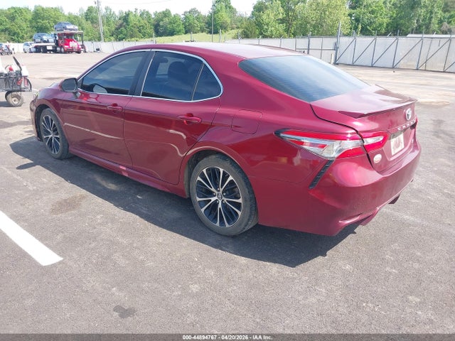 44894767 :رقم المزاد ، 4T1B11HK4JU660940 vin ، 2018 Toyota Camry Se مزاد بيع
