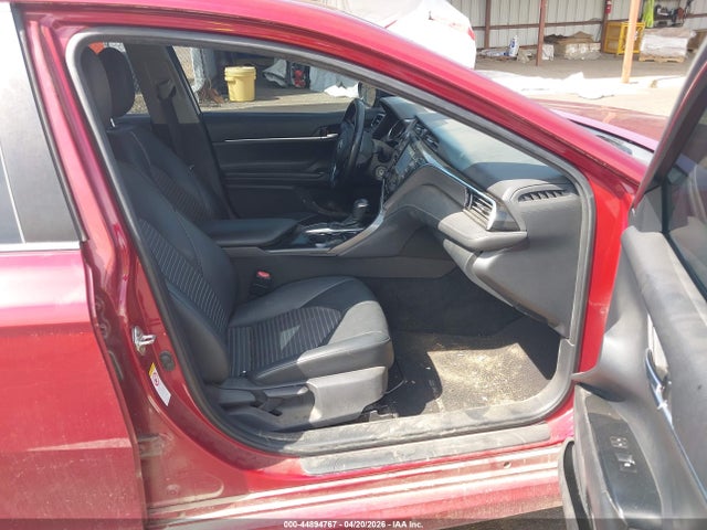 44894767 :رقم المزاد ، 4T1B11HK4JU660940 vin ، 2018 Toyota Camry Se مزاد بيع