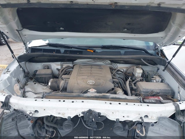 5TFDW5F19JX746940 Toyota Tundra Sr5 5.7l V8